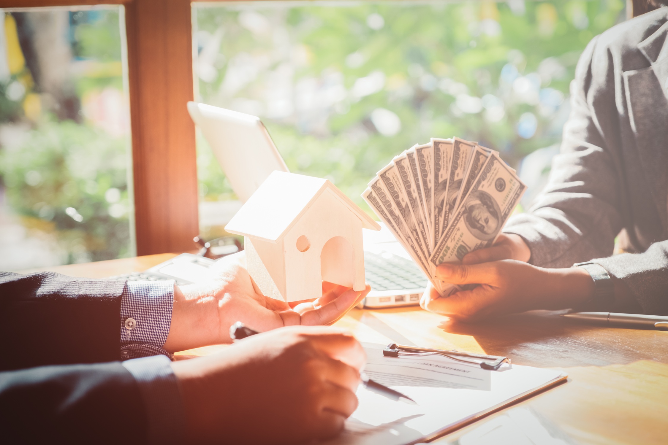 A homeowner discusses a direct cash home sale to avoid realtor fees and commissions.